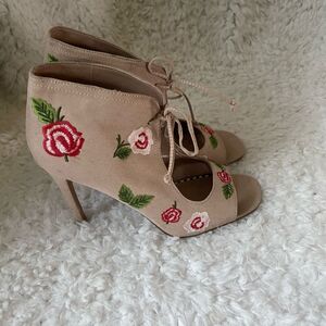 Betsey Johnson Light pink faux suede ankle lace up Sandals roses embroidery SZ10